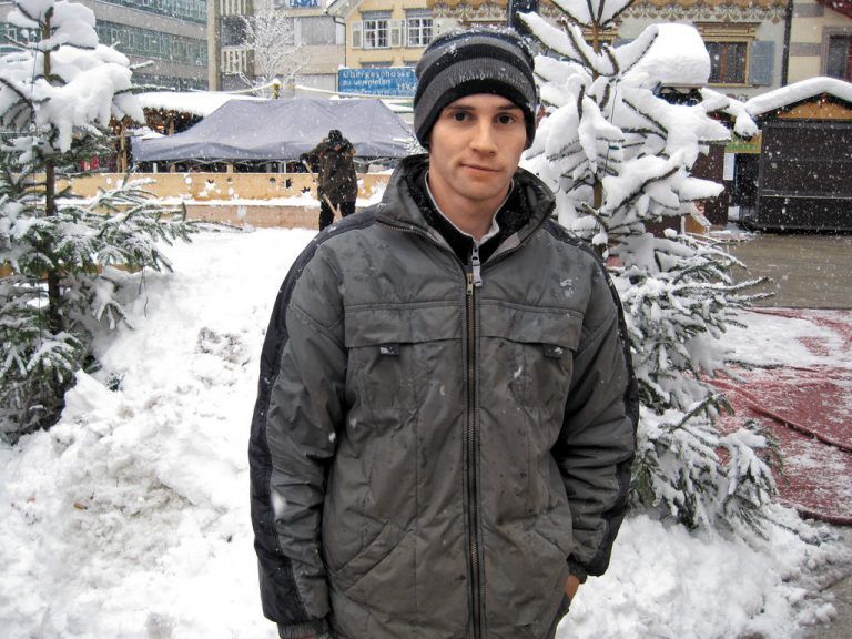 Elias Dür,20, AlberschwendeIch finde den vielen Schnee gerade zur Weihnachtszeit sehr schön. Allerdings stört es als Dachdecker und Spengler beim Arbeiten, da man nicht alles machen kann. Mir gefällt, dass alles so ruhig ist.