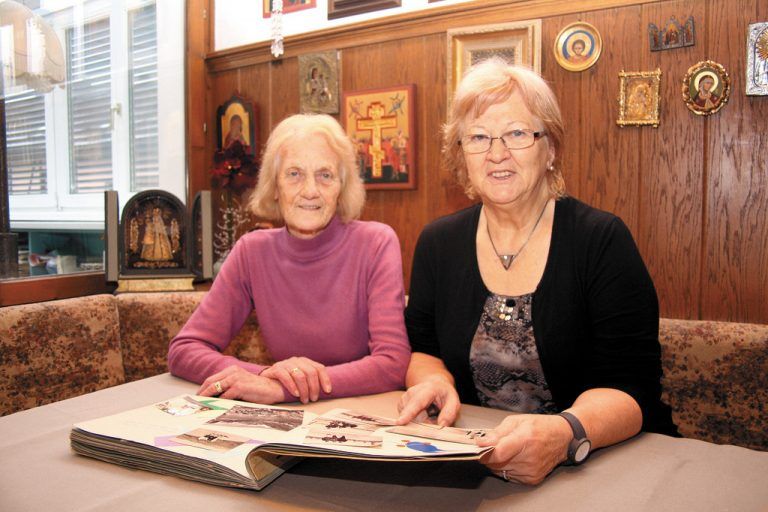 Elisabeth Casagranda (82) und Monika Zech (66) aus Hard erinnern sich gern an die Seeüberquerung: „Geknackt hat es schon.“ Foto: VN/Matt