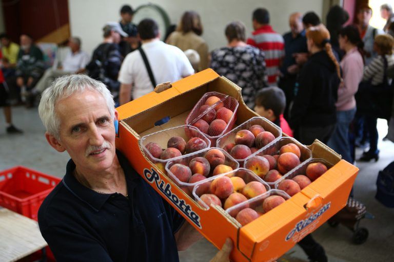 Elmar Stüttler versorgt mit 260 Ehrenamtlichen zu Spitzenzeiten fast 1600 Menschen in Vorarlberg mit Lebensmittel, die sie gegen Bezugskarten gratis abholen dürfen. Foto: VN/Hartinger