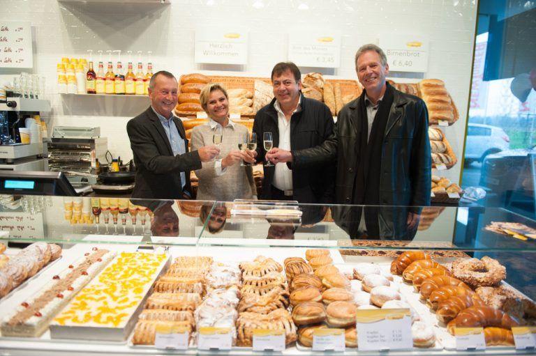 Emspark-Betreiber Hubert Feurstein (l.) und Bürgermeister Richard Amann begrüßten Monika und Egon Haag in Hohenems. Foto: rhomberg