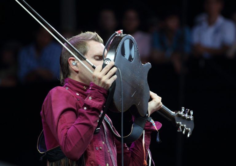 Er liebt seine Gitarre heiß und innig: Jónsi von Sigur Rós.