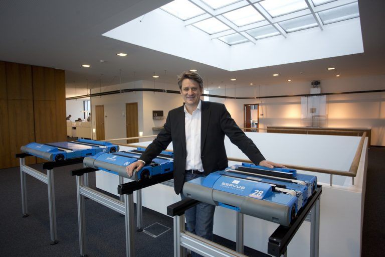 Erfolgsmodell: Heron-Gründer mit verschiedenen Modellen des Transportroboters „Servus“.  Foto: VN/Hartinger