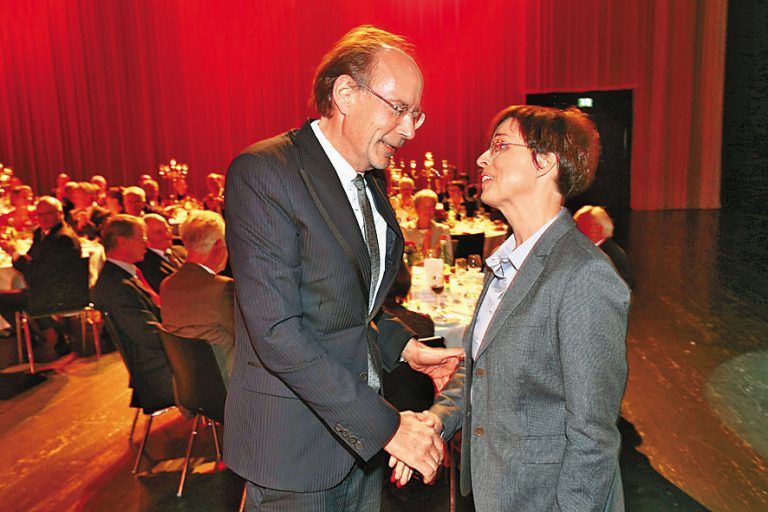 Erfreut über die Auszeichnung: Eugen A. Russ gratuliert Preisträgerin Eva Grabherr.