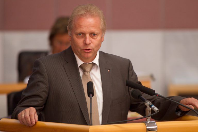 Ernst Blum (FP): Es ist nicht vorstellbar, dass ein reines Bundesparlament in Wien sich um die Interessen und Bedürfnisse einer Gemeinde in Vorarlberg kümmern kann. Die gewählten Mandatare in den Gemeinden kennen am besten die Notwendigkeiten vor Ort. Ich persönlich habe da einen ganz persönlichen Zugang zum Förderalismus, der am engsten in den Gemeinden und in den Ländern angesiedelt ist. Die Geburtsstunde des österreichischen Förderalismus ist schließlich mit 21. November 1964 mit der Schiffstaufe in Fußach in den Geschichtsbüchern eingraviert. Wenn es um die Interessen der Gemeinden und damit unserer Bürgerinnen und Bürger geht, dann können diese nur im Sinne des förderalistischen Gedankens im Land und damit in den Landtagen Berücksichtigung finden – und nicht in Wien.