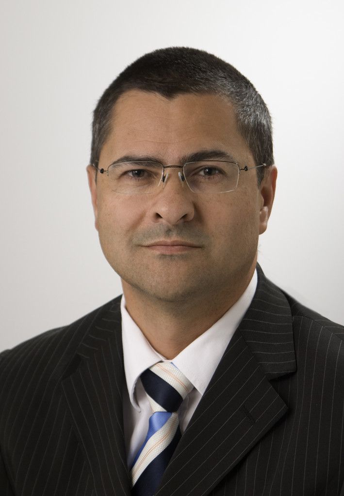 Ernst Dona,IT-Experte, BeratungAls IT-Fachmann habe ich gute Kontakte in die Branche und ein Netzwerk, das für Firmen und die vermittelten Fachleute wichtig ist.