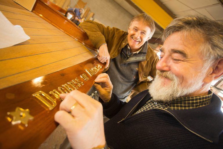Ernst Hoop und Reinhard Kloser (r.) können die erste Fahrt mit ihrer von Grund auf restaurierten Herzogin kaum erwarten.