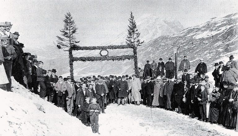 Eröffnung der Flexenstraße am 11. Oktober 1897. Das Volksblatt berichtet, „unter Geschützdonner“ habe man die Volkshymne angestimmt.