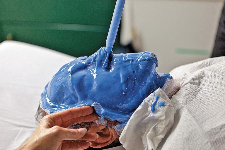 Es gab Gesellschaften, in denen der Tod allgegenwärtig war. Wir aber kämpfen den aussichtslosen Kampf gegen das Altern. Fotos: Caritas