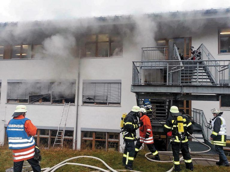 Etwa 300 Einsatzkräfte – darunter auch zahlreiche Psychologen, die sich um die Überlebenden und Angehörigen kümmerten – waren beim Großbrand im Schwarzwald im Einsatz. Fotos: DPA. EPA, REUTERS