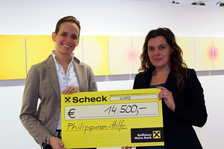 Eva Brunner, CARE Österreich-WEST (l.), freut sich über den Zumtobel-Scheck, der ihr von Natalie Kreutzer übergeben wurde. Foto: Care