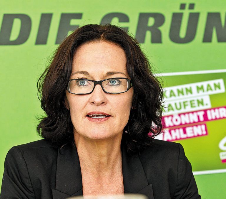 Eva Glawischnig,Grünen-SprecherinWir hätten uns ein anderes Ergebnis gewünscht. Aber die SPÖ hat ihren Schwenk zum Berufsheer nicht überzeugend argumentiert. Ich habe die Sorge, dass nun alles beim Alten bleibt.