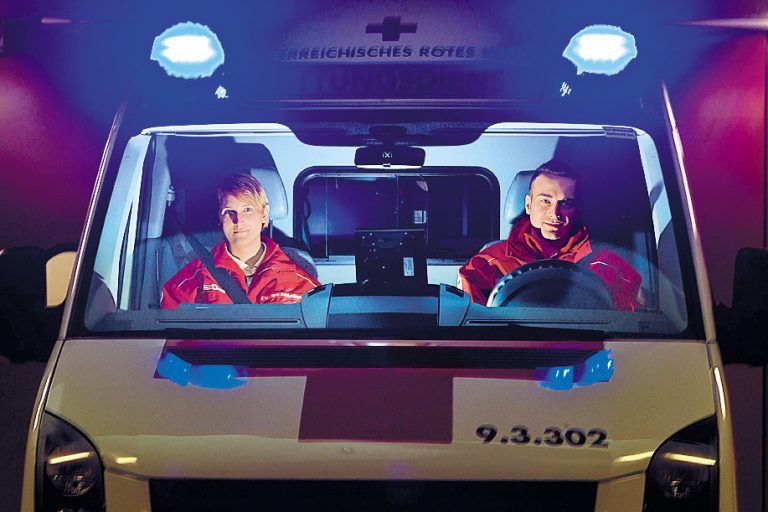 Eva-Maria Schlattinger und ihr Kollege Florian Diem leisten am Heiligen Abend einen Zwölf-Stunden-Dienst. Fotos: VN/Steurer