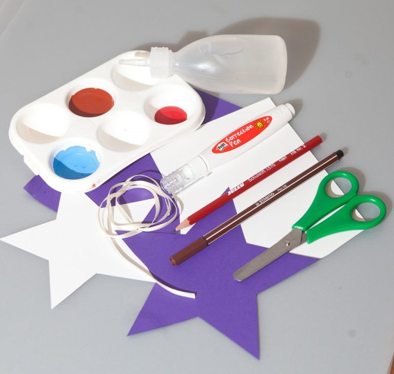 Farben, bunten Fotokarton, Filzstifte, Klebstoff und eine Schere braucht man für das Rentier in Fingerdruck.