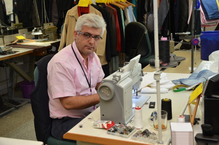Faruk Görgülü hat alle Hände voll zu tun, damit seine Kunden in den neuen Kleidern gut ausschauen. Foto: VN