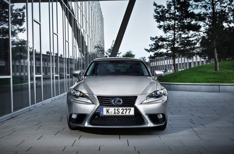 Feiert demnächst Premiere bei den Händlern: der neue Lexus IS, den es nun auch mit Hybridantrieb gibt. Foto: werk