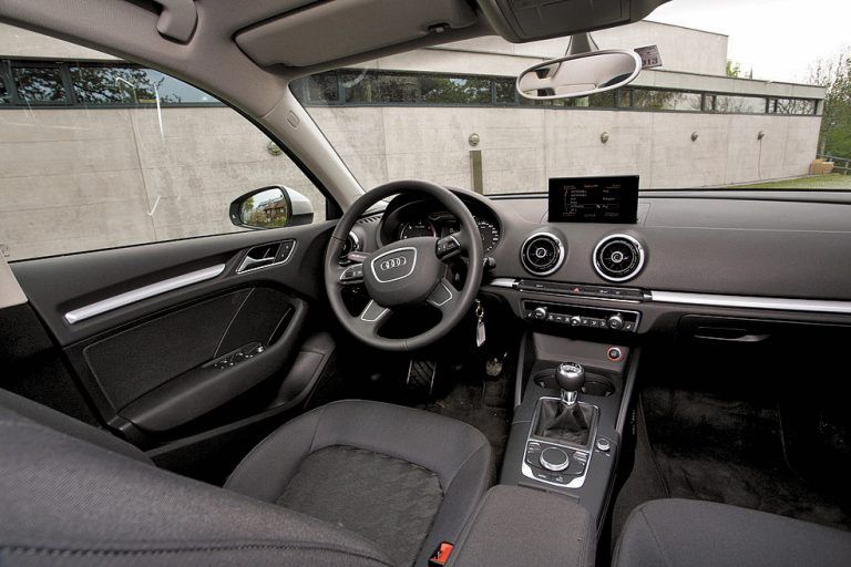 Feiner Innenraum, aufgeräumtes Cockpit.