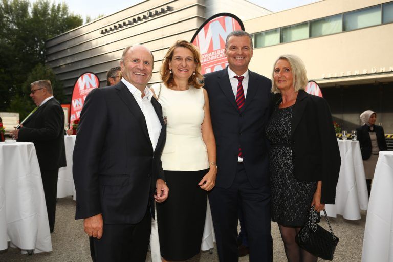 Festspielpräsident und Unternehmer Hans-Peter Metzler mit Antje (l.) sowie Günter Rupp mit Dagmar (Bank Austria).