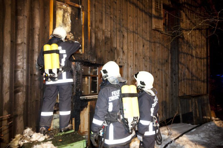 Feuerwehrmänner aus Dafins an jener Stelle beim Wohnhaus, wo das Feuer in der Nacht auf den 9. März gelegt wurde. Foto: d. mathis