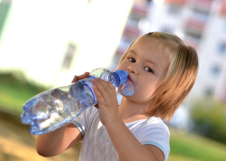 Auch Kinder brauchen bei Hitze genügend Flüssigkeit. adobestock
