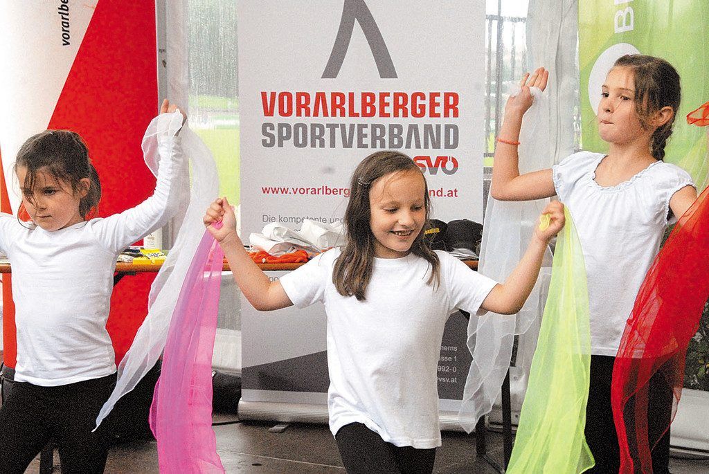 Begeisterte Kinder in Bewegung