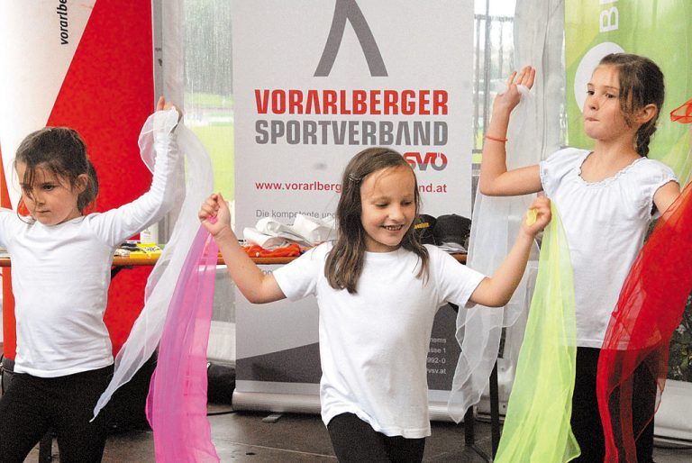 Begeisterte Kinder in Bewegung