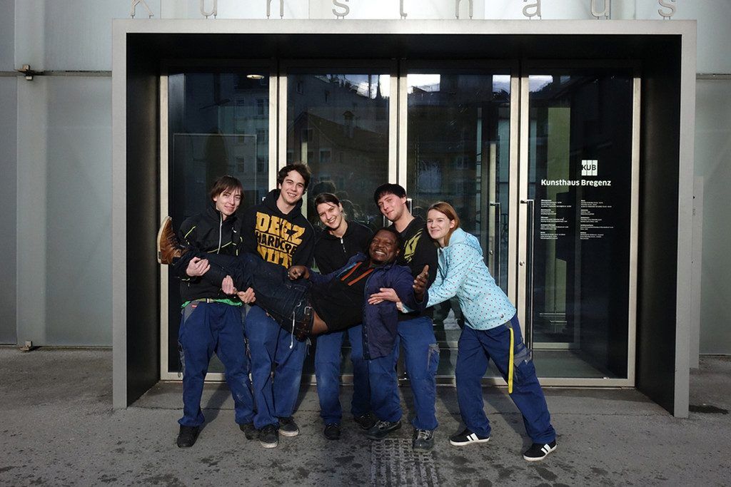 Junge Techniker bei Kunstprojekt