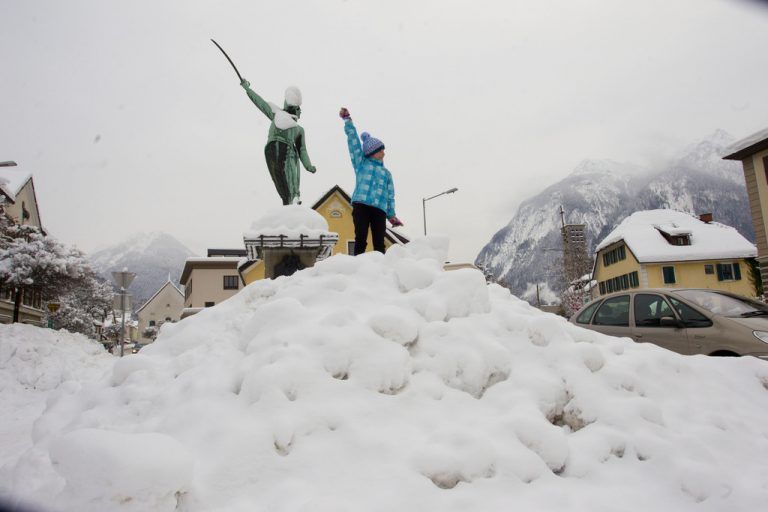 Flora erklomm am Bludenzer Riedmiller-Brunnen den Schneeberg.