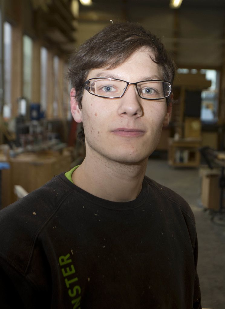 Florian Dünser, Tischlertechnik-GeselleIch arbeite hauptsächlich an der 5-Achs-CNC-Maschine und mache zum Beispiel bei der Fertigung von Haustüren vom Holzzuschnitt bis zur Montage der Beschläge alles komplett. Jedes Exemplar ist eine neue Herausforderung.