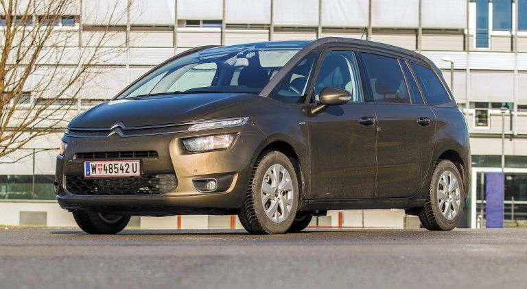 Flott gestylte Karosserie: Mitten hinein in den Trend praktischer wie attraktiver Kompakt-Vans fährt der Grand Picasso. Fotos: vn/steurer