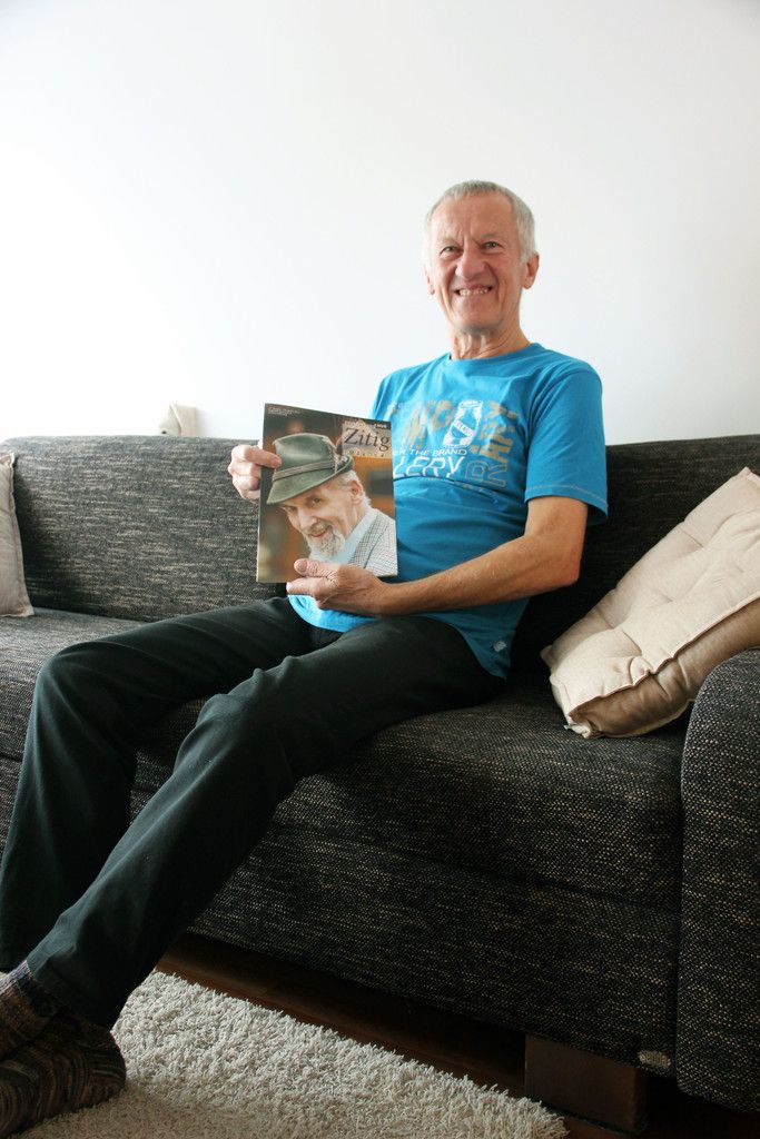 Franz Xaver Metzler, 70, SulzVorderlandhusDurch eine Bekannte seiner Wandergruppe wurde Franz Xaver Metzler aus Sulz auf eine ehrenamtliche Tätigkeit im Sozialzentrum Lebensraum Vorderland in Röthis aufmerksam. „Ich wusste zuerst nicht, wie man dort mit den Menschen arbeitet und wie meine Hilfe sinnvoll einzusetzen ist“, verrät er. „Aber nach einem Infoabend gab es für mich kein Überlegen mehr. Seit sechs Monaten bin ich beim Betreuten Wohnen im ‚Mitwyllarhus‘ in Weiler ehrenamtlich tätig, davon einen halben Tag in der Woche und auf Abruf für den Erhalt der Haustechnik und für alles, was sonst noch so in einem Haus anfällt, wie Reparaturen und Service, zuständig.“Er ist einer von 16 Ehrenamtlichen im Vorderlandhus. „Es sind hauptsächlich Frauen, aber wir könnten noch ein paar starke Männer gebrauchen“, sagt er und lächelt. Als Chauffeur und Hilfe für Menschen mit Behinderung bei Ausflügen in der näheren Umgebung ist er zudem seit drei Monaten in der Tagesbetreuung im Vorderlandhus aktiv. Ab und zu musiziert der 70-Jährige auch mit Gitarre oder Trompete für die Anwesenden. Zeit schenkt er regelmäßig einmal in der Woche einem älteren Herrn im Betreuten Wohnen, dann steht Jassen, mit dem Rollstuhl spazieren fahren oder einfach Reden auf dem Programm. „Hier sind alle so nett und freundlich, das ist ansteckend. Mich motiviert es zusätzlich, dass die Bewohner sich auf einen freuen und sehr dankbar sind, da bekommt man einfach sehr viel zurück“, beschreibt er seine Beweggründe.