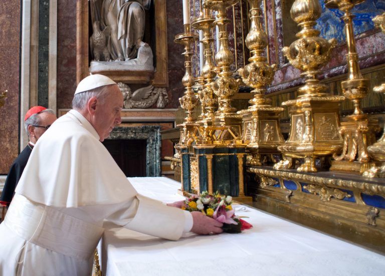 Franziskus suchte am Tag nach seiner Wahl die Basilika Santa Maria Maggiore für ein Gebet auf. Foto: Reuters
