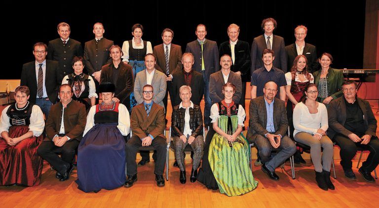 Freudentag mit prominenten Gratulanten: die Gewinner der Trophäen „I luag druf“ in der Kulturbühne AMBACH. Fotos: VN/Hofmeister