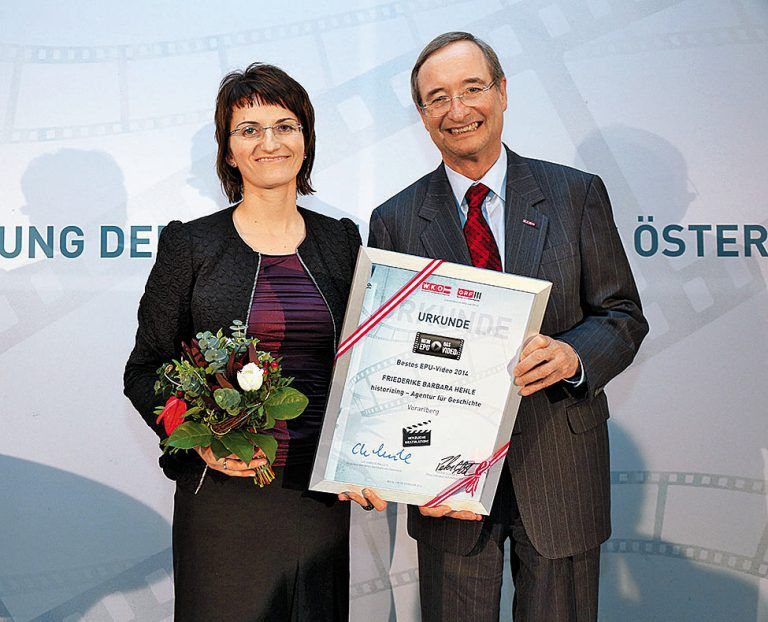 Friederike Hehle erhielt von WKO-Präsident Christoph Leitl die Urkunde verliehen. Foto: WKO