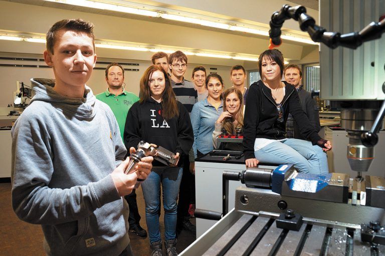 Fünf Schüler und vier Schülerinnen des BG Bludenz konzipieren und fertigen eigenständig einen Schraubstock. FOTOS: KLAUS HARTINGER