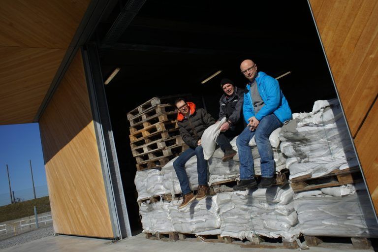 Für alle Fälle sind bei der Rheinbauleitung Sandsäcke gebunkert. Markus Mähr, Martin Weiss und Dieter Vondrak (v. l.) in der neuen Lagerhalle.