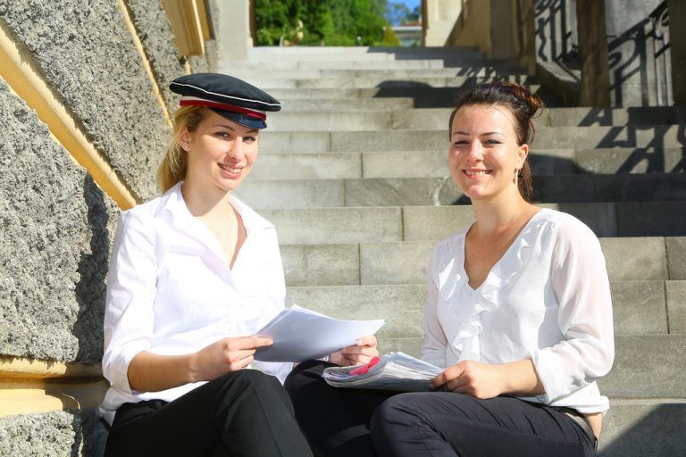 Für Carmen und Sarah von der HLW am Institut St. Josef heißt es nun: Fest lernen für die bald beginnende mündliche Reifeprüfung. Foto: VN/Hofmeister