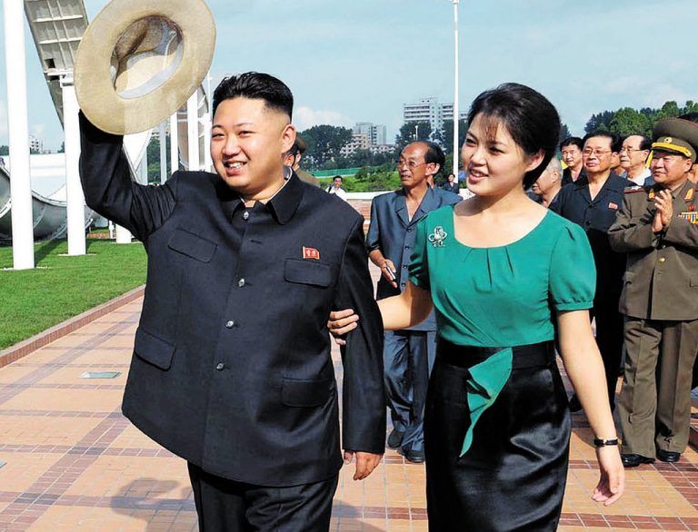 Für den Westen ein unbeschriebenes Blatt: Kim Jong-un auf einem Archivbild aus dem Vorjahr mit seiner Ehefrau Ri Sol-ju. Foto: EPA