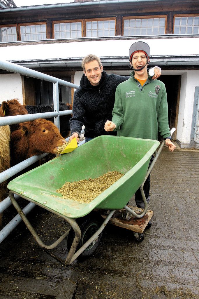 Für Florian hat Fabian Salzgeber eine Spezialschubkarre konstruiert. Im Bild ist der Prototyp des Gefährts zu sehen. Foto: VN/Hofmeister