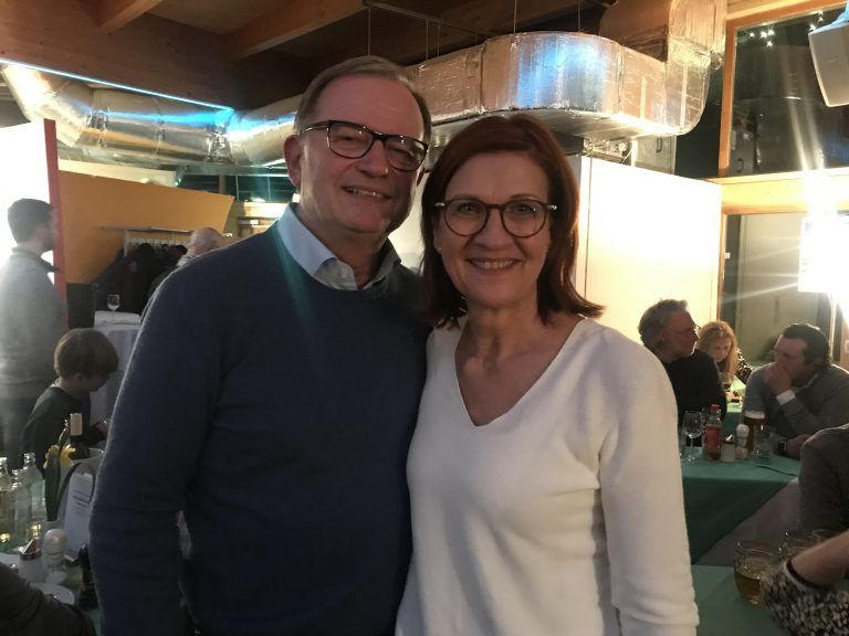  Käsknöpfleessen nach dem Funken: Der Obmann der ersten Wiener Funkenzunft, Karlheinz Kopf, mit Karin Kopf. 
