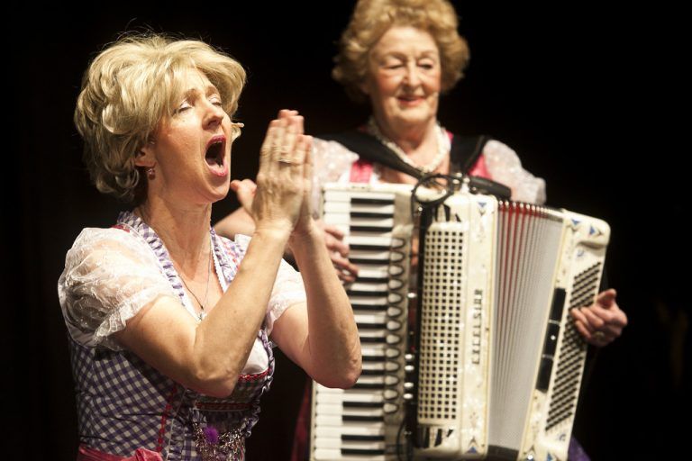 Gabi Fleisch und Pia Mock gastieren mit ihrem Kabarett „Duo 3 Schwestern“ im Lauteracher Hofsteigsaal. foto: mathis