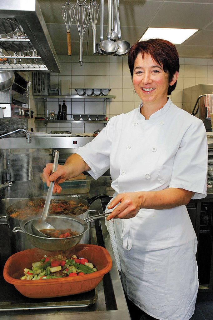 Gabi Strahammer vom Schulhus in Krumbach ist die einzige Frau unter Vorarlbergs Spitzenköchen. Sie konnte ihre Punkte ebenso halten wie der Lauteracher Koch Thomas Scheucher vom Restaurant Guth. Fotos: VN