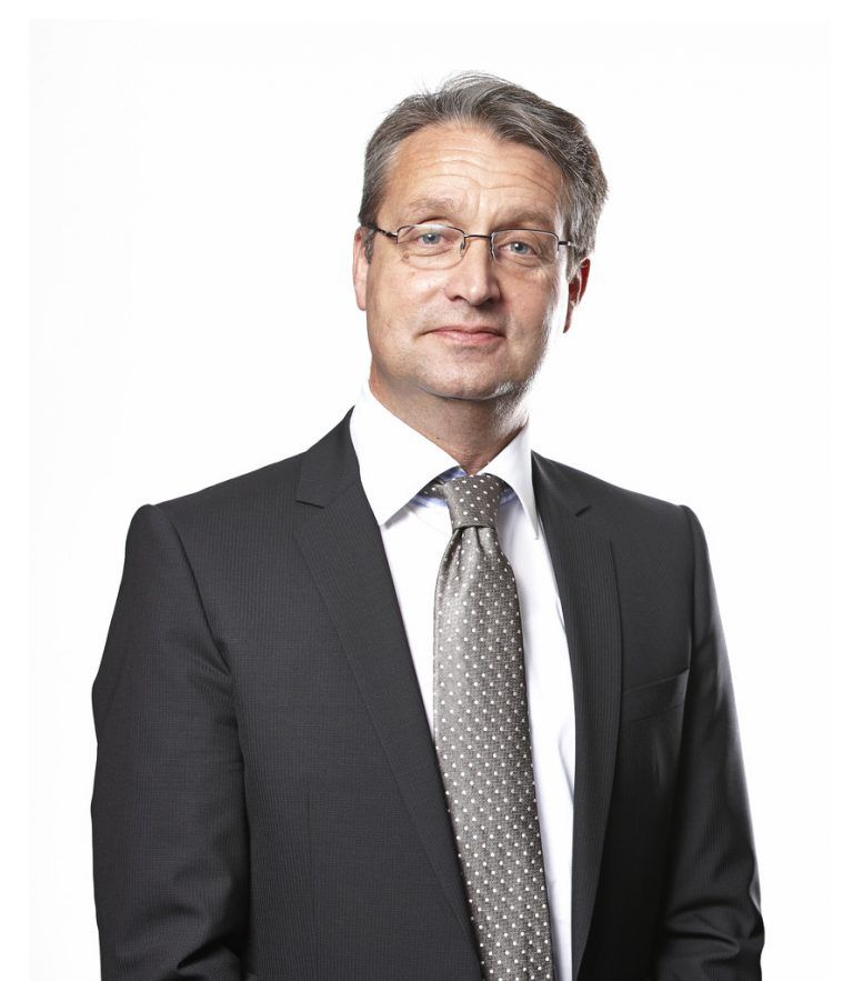 Gabor Steingart,Herausgeber HandelsblattDer Journalist und Autor zahlreicher Bücher ist der führende Wirtschaftsjournalist Deutschlands. Sein Wort hat in den Unternehmen größtes Gewicht. Von 2010 bis 2012 war er Chefredakteur des Handelsblatts, seit dem 1. Jänner 2013 ist er Vorsitzender der Geschäftsführung der Verlagsgruppe Handelsblatt und Herausgeber des Handelsblatts.