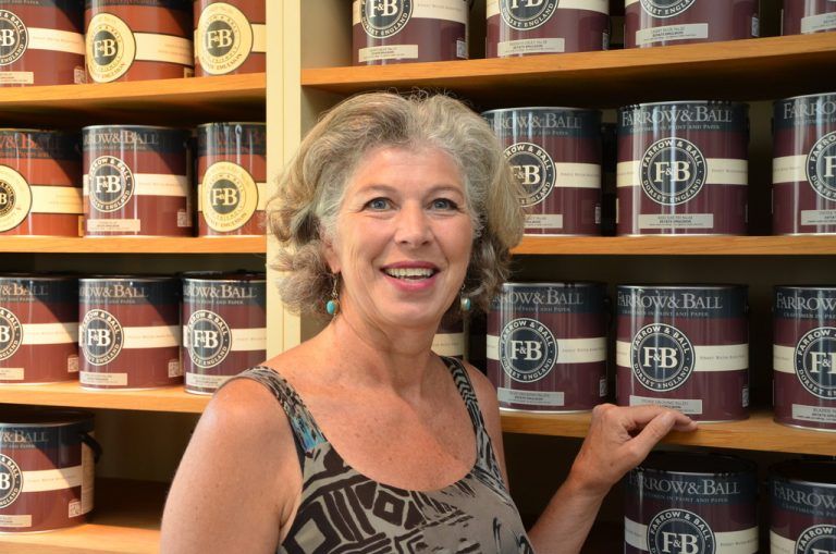 Gabriele Boch,Mitarbeiterin Beratung.Ich bin in der Farbberatung; ich liebe diese gedämpften, gediegenen Farben. Als Restauratorin kann ich unsere Kunden gut beraten.