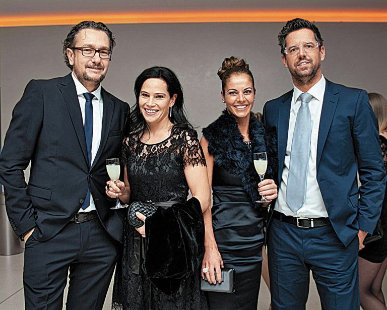 Gäste im Quartett: Modeexperten Christoph Miessgang mit Sabrina (l.) und Stephan Ratt mit Simone.