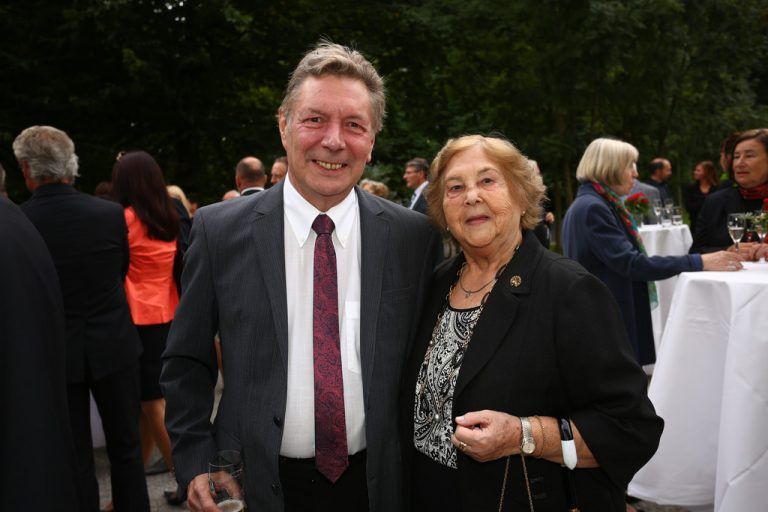Gebhard Mathis mit Elly Böhler (VN „Ma hilft“).