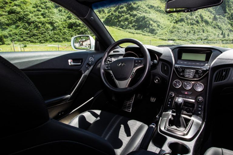 Genesis-Cockpit ist sportiv-funktionell gestaltet.