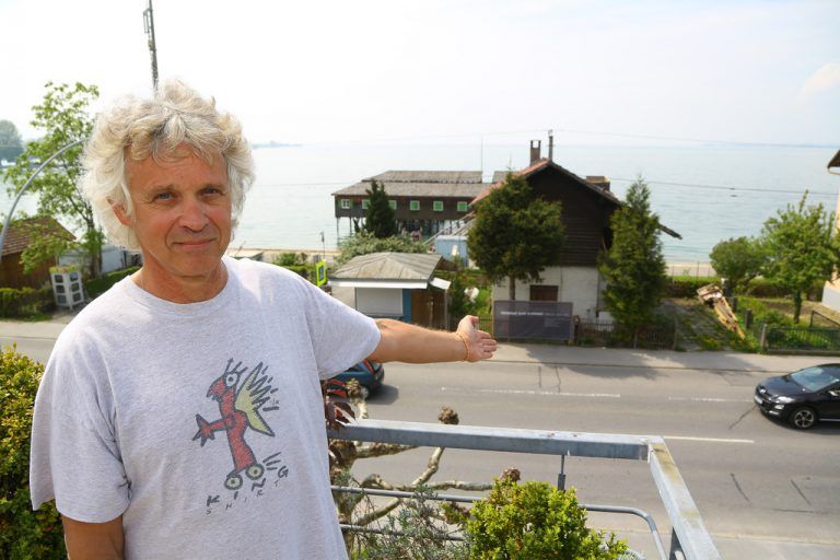 Gerald Aubrecht möchte umfassende Informationen über das geplante Bauprojekt vor seiner Nase. Foto: VN/Hofmeister