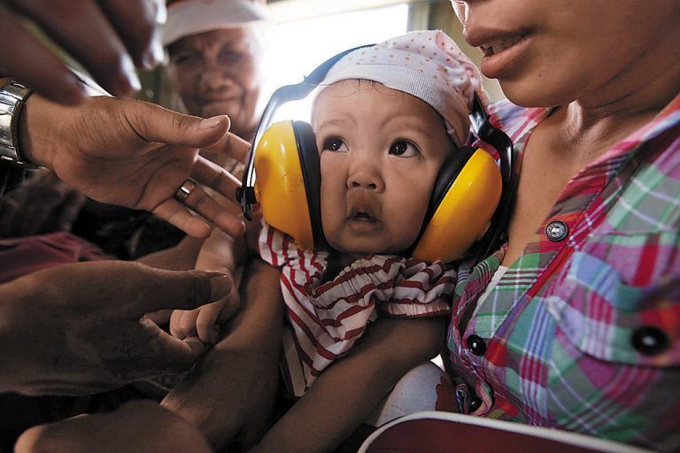 Gerettet: Eine Mutter wird mit ihrem Kind aus der Stadt Guiuan geflogen. Sie hatten damit Glück: Im Land gibt es nur wenige Flugzeuge. Foto: EPA