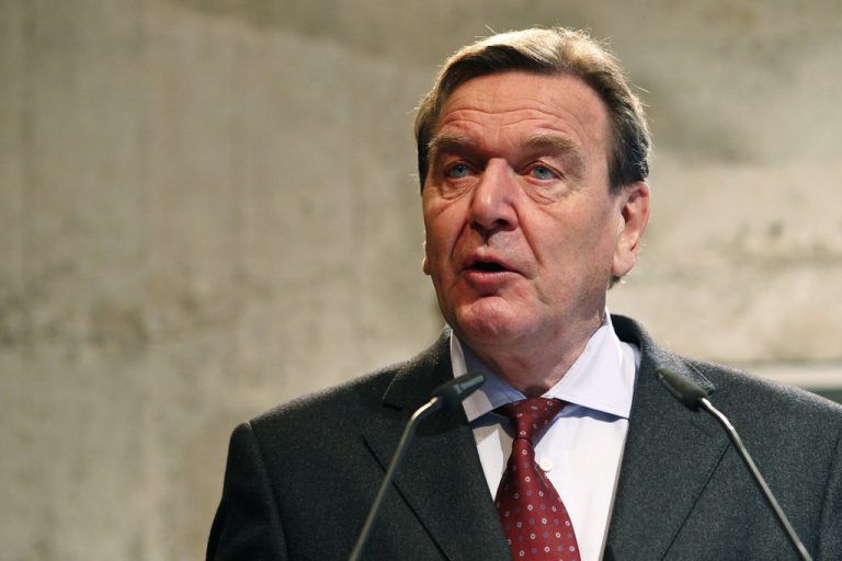 Gerhard Schröder,Alt-BundeskanzlerDer frühere deutsche Bundeskanzler Gerhard Schröder ist als Berater in der Wirtschaft und in der Politik gefragt wie nie. Die Meinung des „elder statesman“ ist hoch geschätzt. Sein Wissen und seine Meinung zu den wirtschaftlichen Läufen der Zeit sind scharfe Analysen der Situation. Und er zieht daraus Schlüsse für Europas Zukunft.