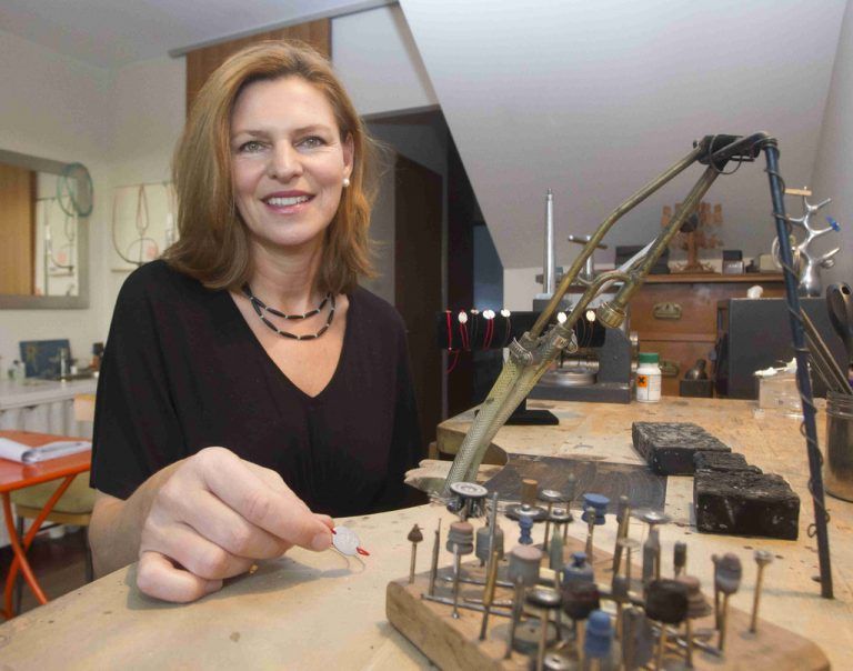 Gertrude Neusser-Schopf präsentiert auf der ArtDesign ihr neues Armband „Royal Twist“. Foto: VN/Paulitsch